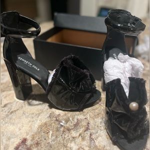 Kenneth Cole | Dayna Ankle Strap Sandals | Black